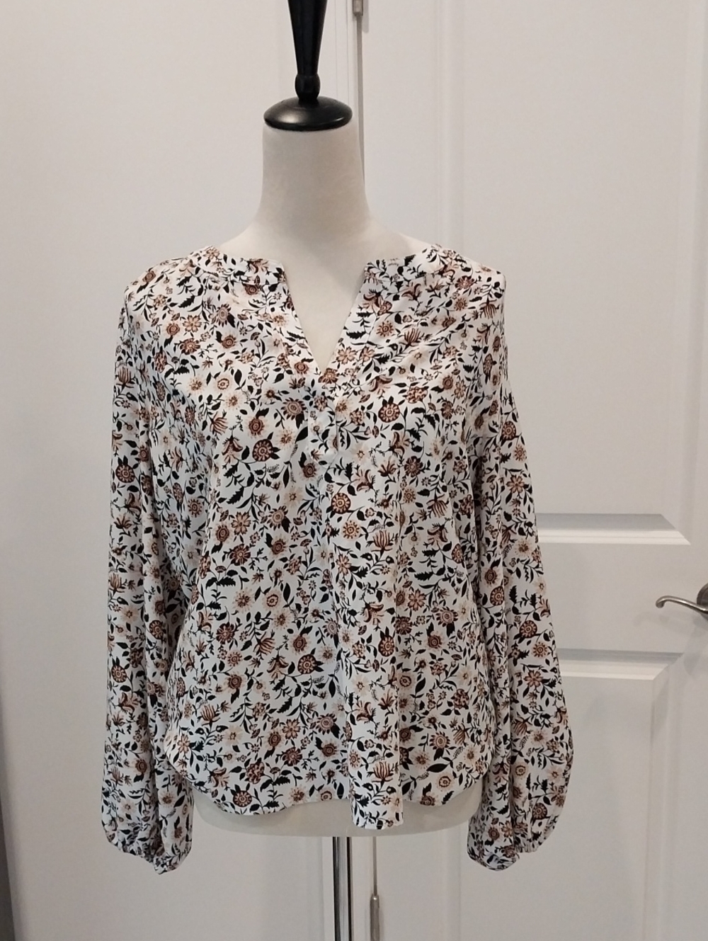 Ann Taylor White Floral Split-Neck Blouse with Brown and Black Accents